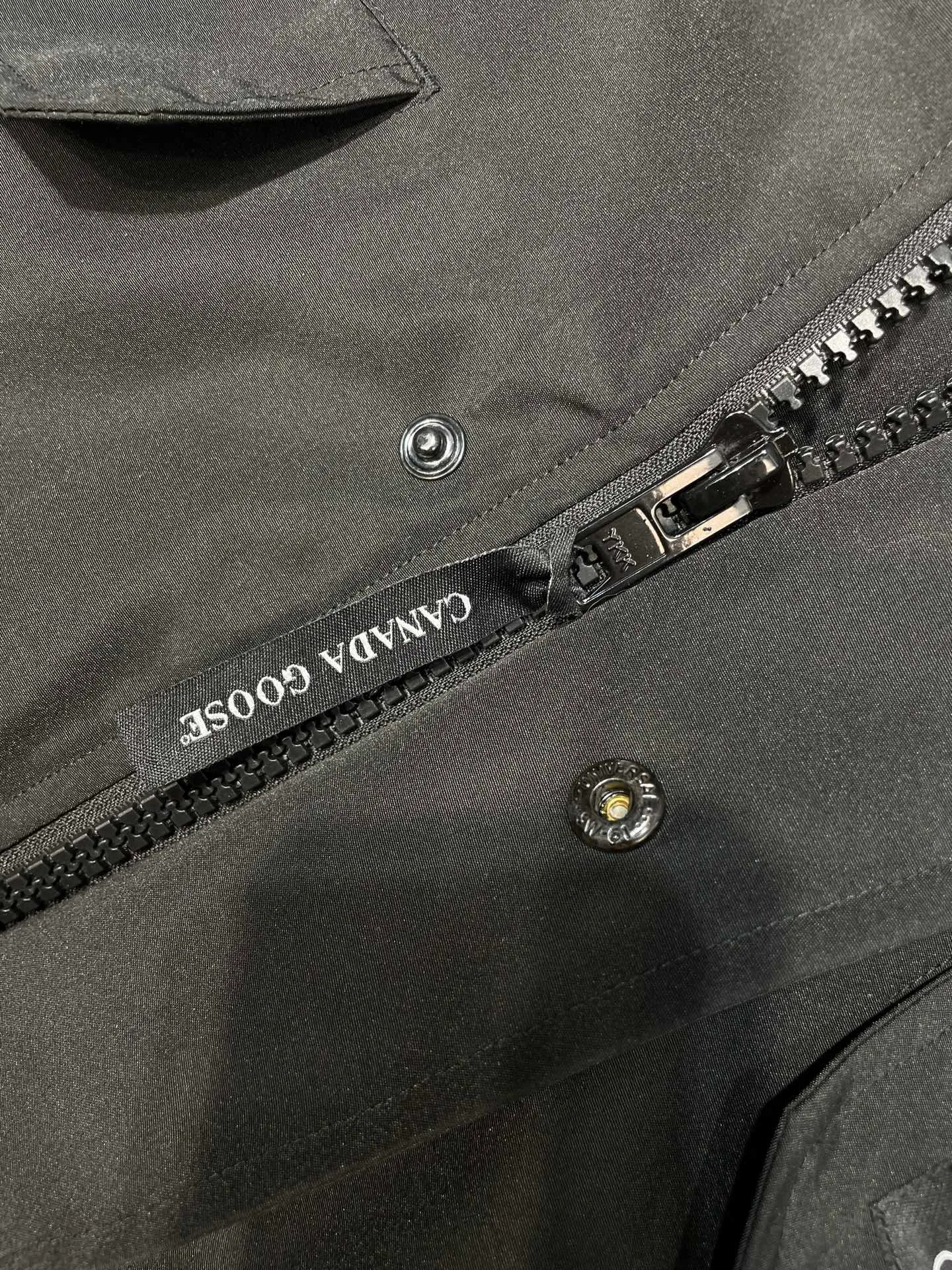P900 special down Canada Goose Canada Goose #Chilliwack 7999M bomber jacket short down jacket/01 model #女与狠# Genuine synchronous anti-counterfeiting chip sensor! ➖ Imported 21S polyester-cotton blended original fabric [last year’s 16S/18S hard fabrics have been completely eliminated, this year all use 21S genuine synchronous fabrics, the soft mid-strap feels delicate and textured], genuine synchronous Feather-Light 10D waterproof coating fabric, made of 84.5 polyester fiber and 15.5 cotton, 100% the best feel in the entire network! ➖ The genuine official website is synchronized with the national standard 80 white duck down, you can check the official website customer service, there will never be a series of misleading claims such as 90 down or goose down! ➖ Using the best nylon lining with double double-layer sealing design, velvet-proof No. 7 needle + grid-filled down ready-made garments, there is 100% no so-called velvet running! ➖ The cuffs are designed with thickened seamless threads, and the collar and pockets are lined with top-quality polar fleece to keep you warm and comfortable! ➖ Yoshida YKK provides original custom-made electroplated sliders. YKK two-way lockable zippers are tight and smooth and will not peel off paint! ➖ 3M composite guarantees that the Velcro is the same as the original, durable, and all accessories and hardware are custom-made! ➖ Imported BEHRINGER embroidery machine to customize the 10,000-needle embroidery logo, 98% of which can be reproduced to restore the original logo. You can check and compare on the official website! ➖ The fur collars are all made of large pieces of Western Canadian blue wolf hide, ensuring that each fur collar is 13-15cm wide!   Size:XS-XXL